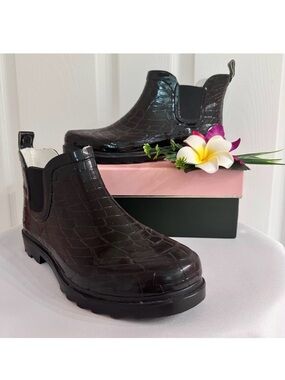 FOREVER YOUNG ~ Women’s black embossed all weather utility rain booties size 8